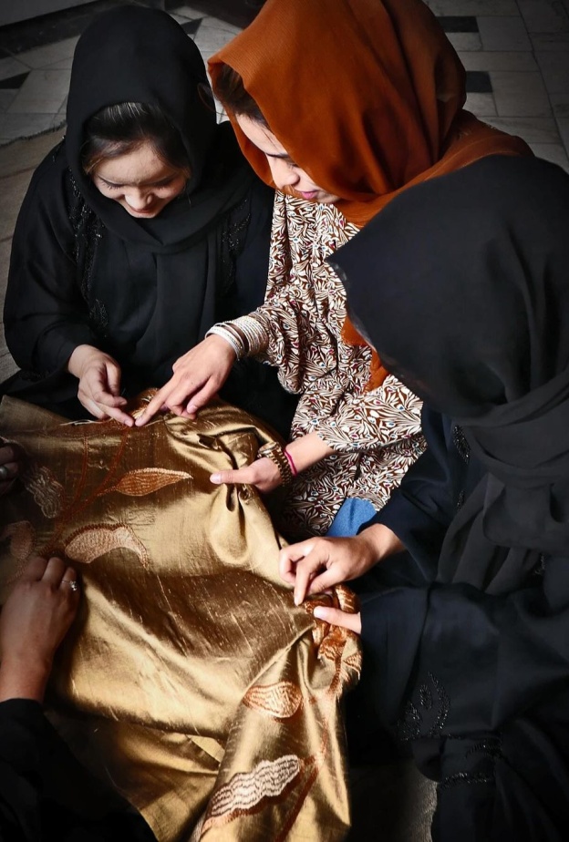 تعاون Atelier Jolie x Zarif: تلاقي الإبداع والفن واحتفال بجمال وثقافة أفغانستان