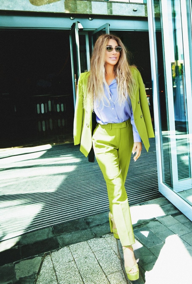 نجوى كرم بالشعر الاشقر والبدلة الخضراء