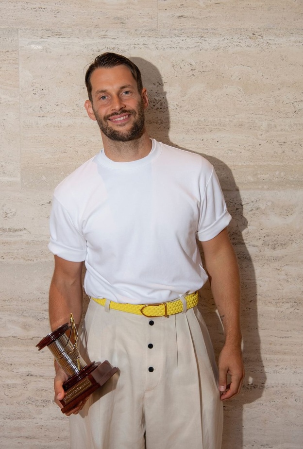Simon Porte Jacquemus يحصل على جائزة مجلس الأزياء الراقية لعام 2024 عن إبداعه في مجال الأزياء