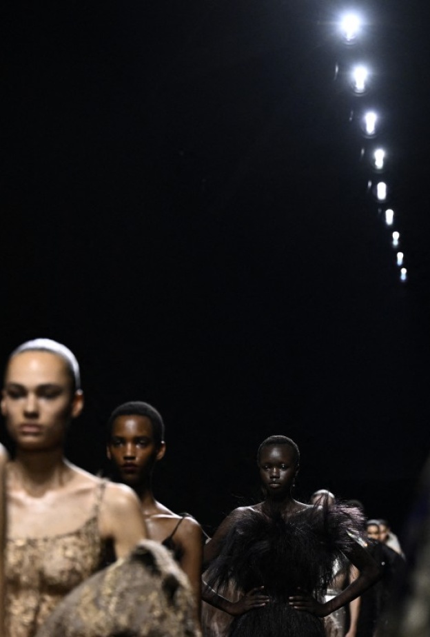 مصممو الأزياء السعوديون: تأثيرهم العالمي ونجاحهم في دمج التراث الثقافي مع الموضة المعاصرة