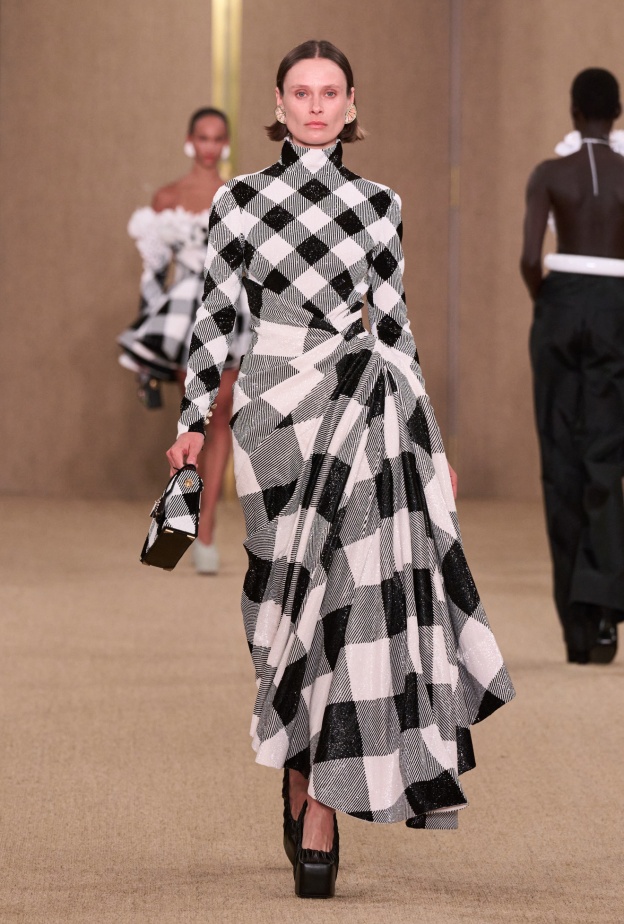 إطلالة من Balmain