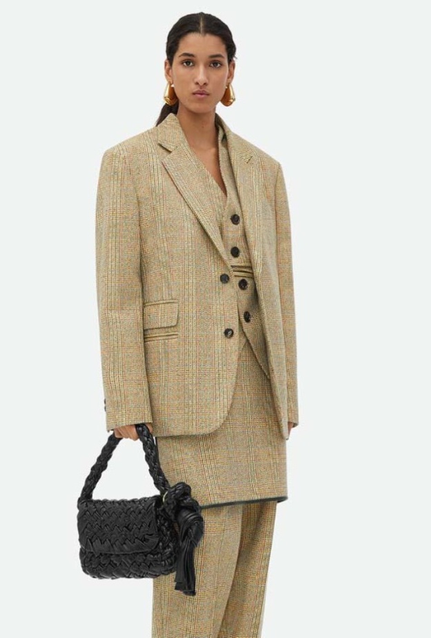 دليل إطلالات العمل... كيف تختارين الأزياء والأحذية والحقائب والمجوهرات المناسبة 