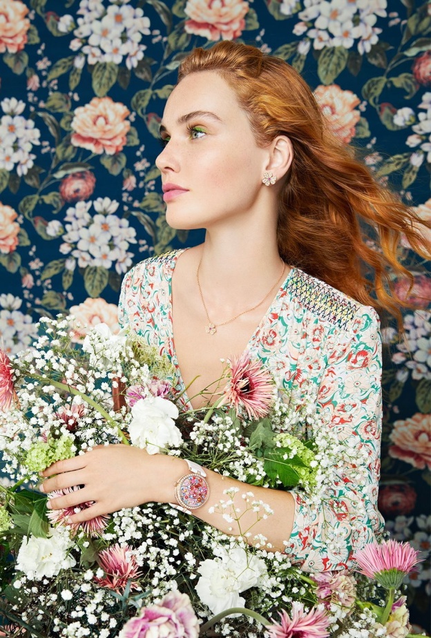 Celebrate the sunny hours with the Heures Florales watch as its corollas poetically blossom and close in ever-shifting patterns.