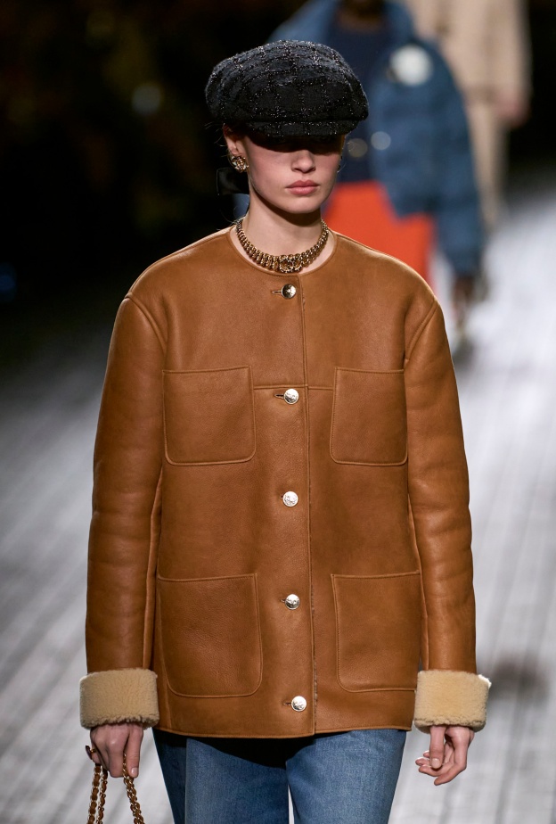 الجاكيت البني من Chanel 