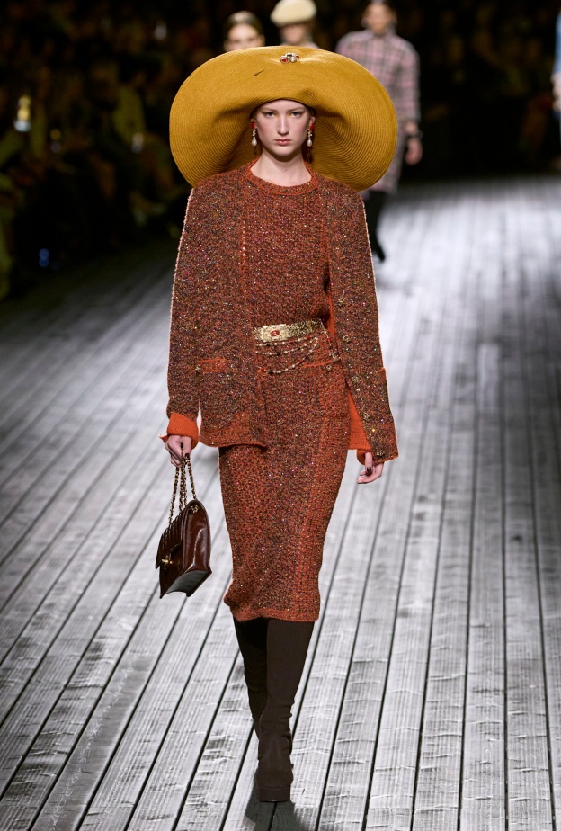 الجاكيت مع الفستان من نفس اللون Chanel 