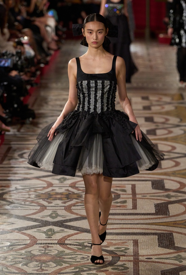 كيف تحولين فساتين الشيفون القصيرة إلى قطعة أيقونية في خزانتك؟