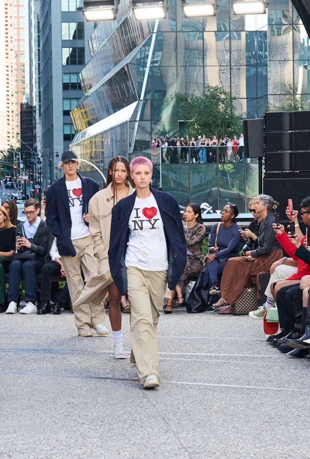 أسبوع الموضة في نيويورك انتهى... عروض ربيع وصيف 2025 تعكس إبداع المصممين 