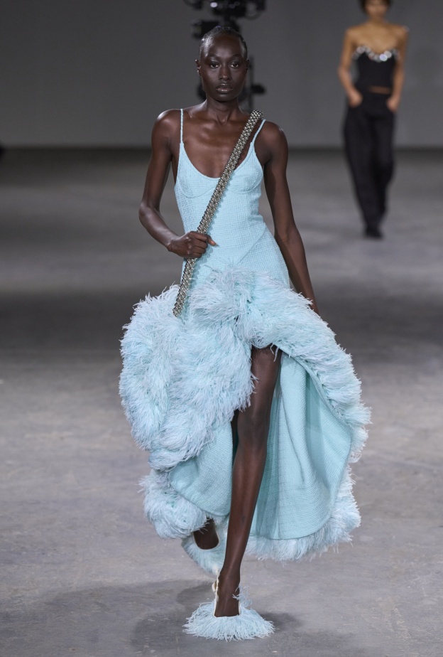 فساتين باللون الأزرق الناعم من David Koma 