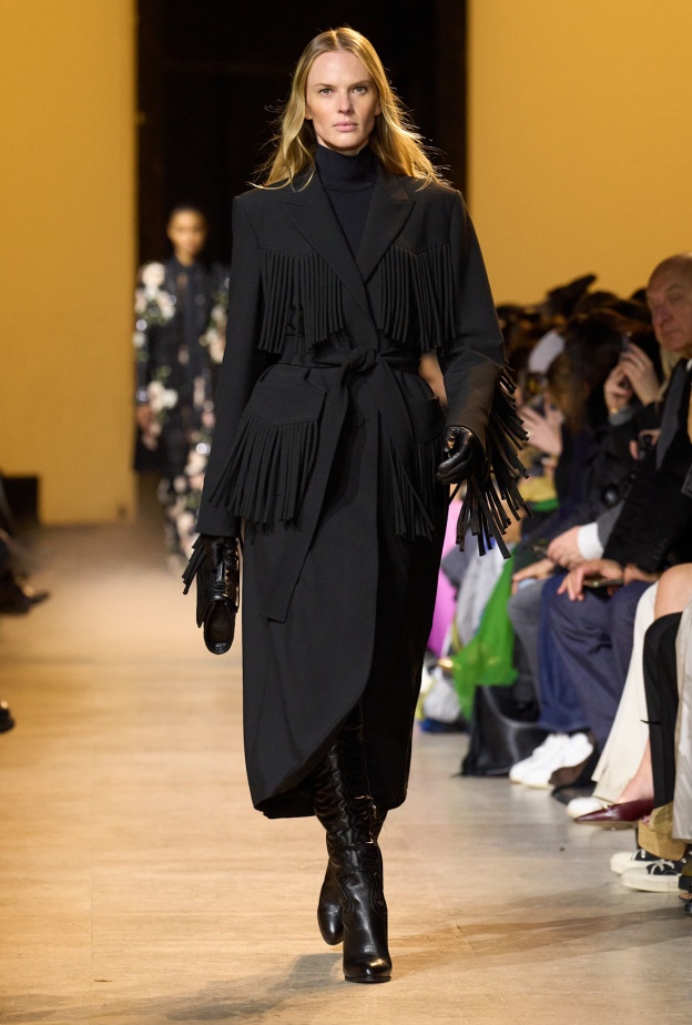 معطف أسود كلاسيكي من Elie Saab 