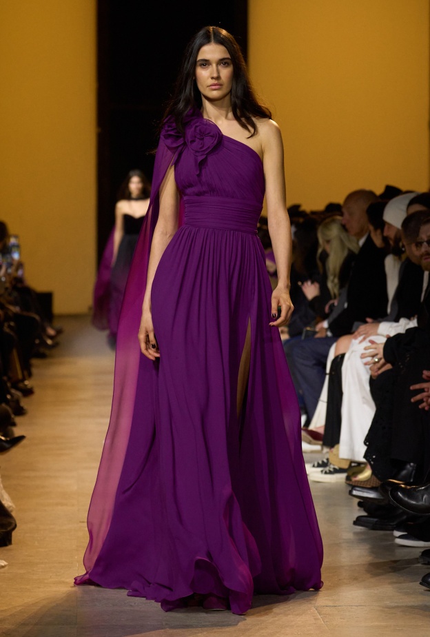 اللون البنفسجي الداكن على الفساتين مع التدرجات والقصات