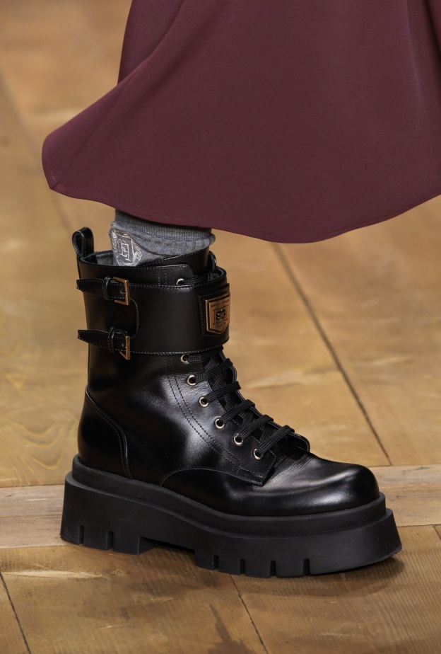 حذاء مميز من وحي سائقي الدراجات النارية من Elisabetta Franchi 