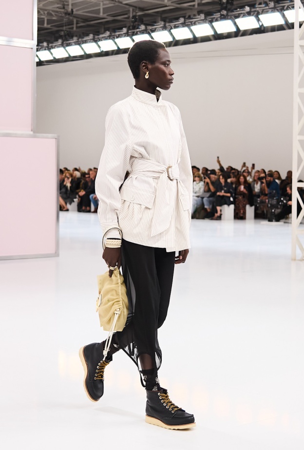 أزياء تتحدث لغة الفخامة والحداثة