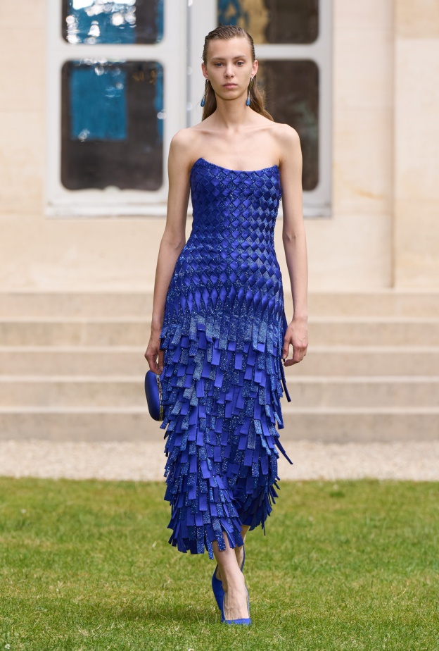 فساتين الـRoyal Blue تحدث ثورة في عالم الموضة