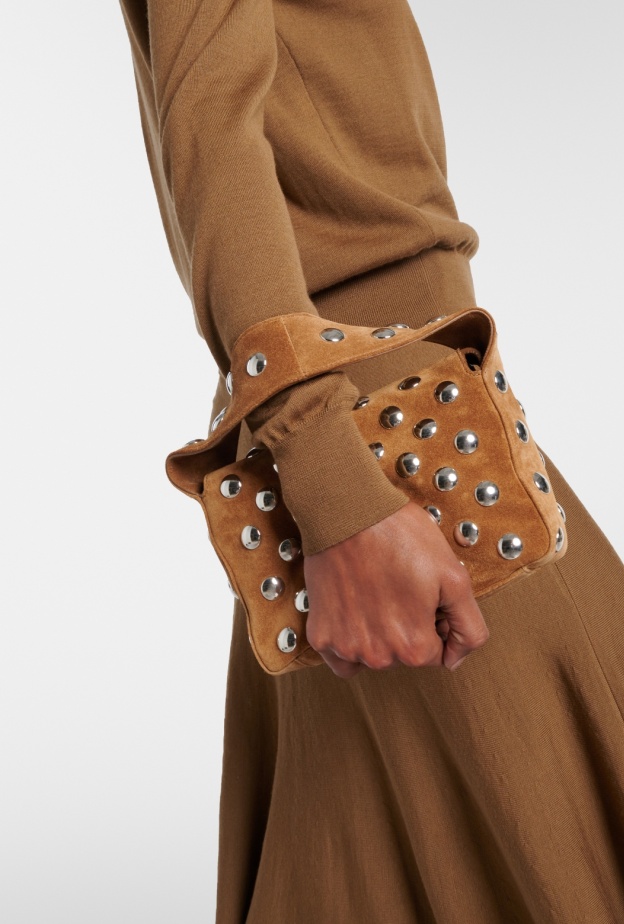 "البني هو الأسود الجديد"... دليلك لأناقة دافئة في خريف وشتاء 2024-2025