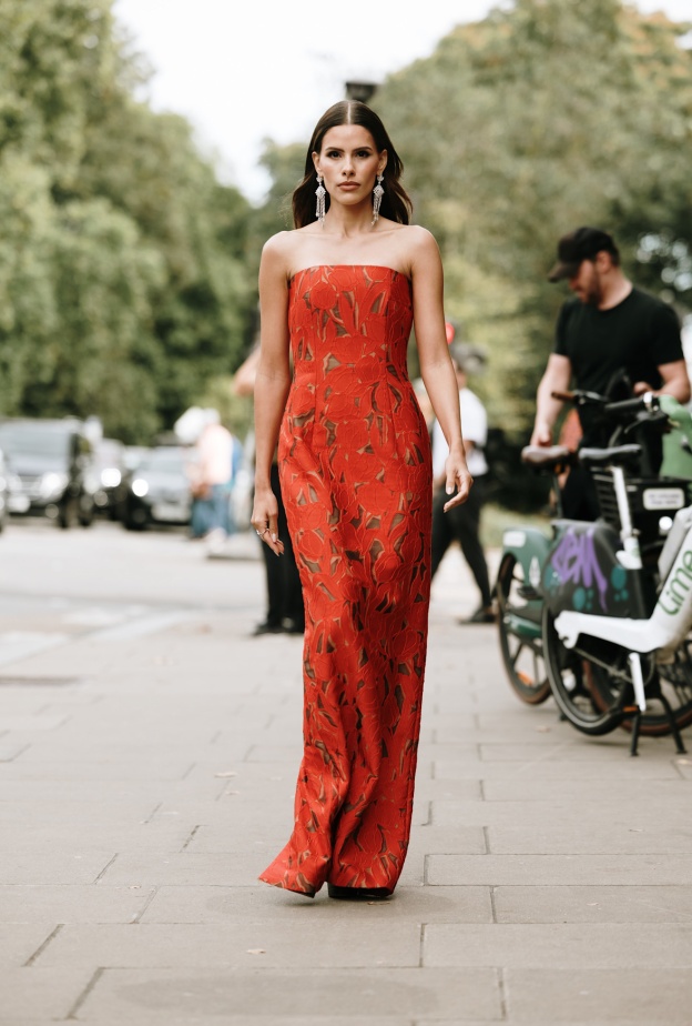  الشياكة عنوان إطلالات متابعات الموضة في شوارع لندن لربيع وصيف 2025