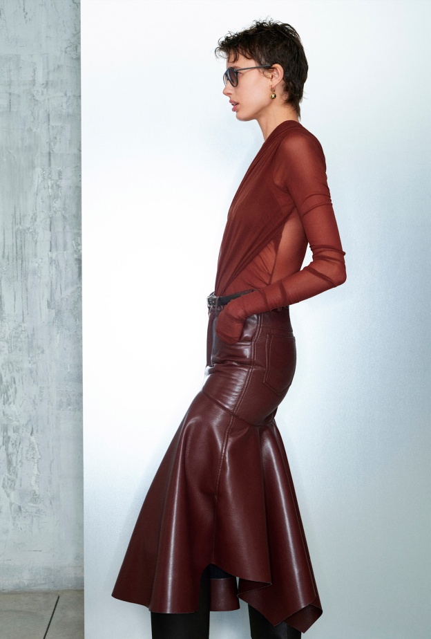 التنورة الجلد مزايا وصفات خاصة هذا الخريف تجمع بين الأناقة والعصرية 