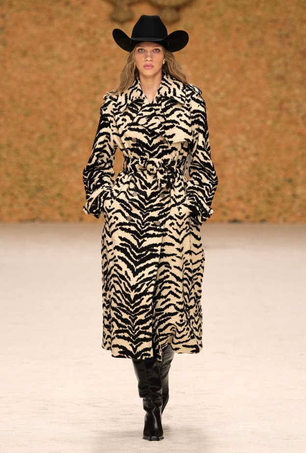 من مجموعة روبرتو كافالي "Resort 2025"