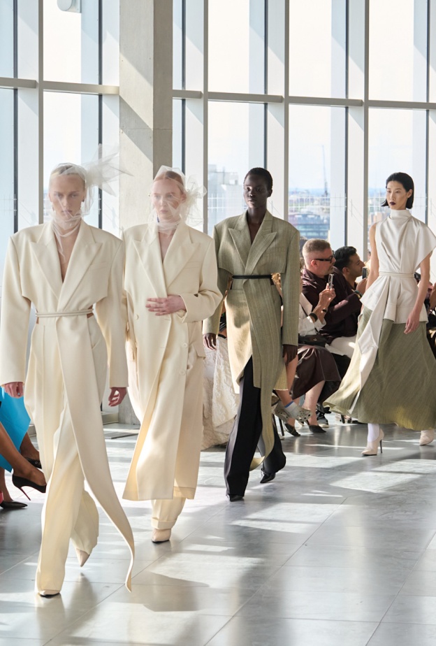 أسبوع الموضة في لندن يرسّخ مكانته كمنصة للابتكارات الجريئة والعصرية... إليكِ ما فاتك من عروض