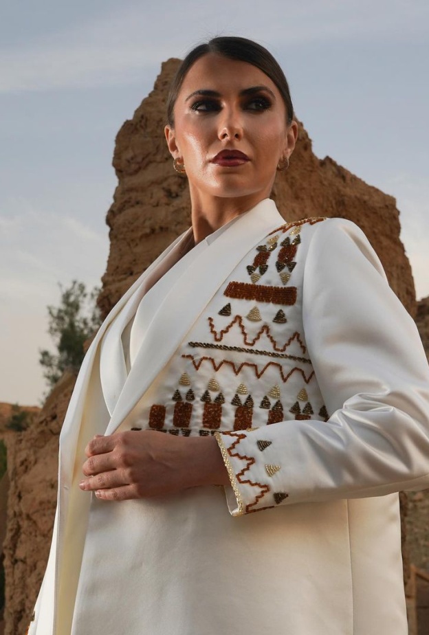 ارتدي عباية مطرزة موضة خريف 2024 وتألقي بأسلوب ملكي