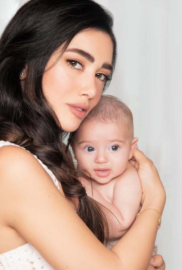 جيسيكا عازار وابنها