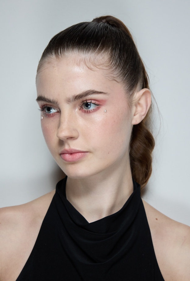 رسمات المكياج الملون والقوي في ربيع وصيف 2024-2025 