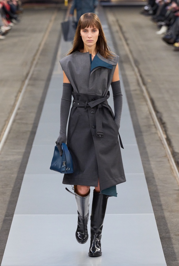 أناقة إطلالة خريف وشتاء 2024 مع موديلات البوت العالي من Tods