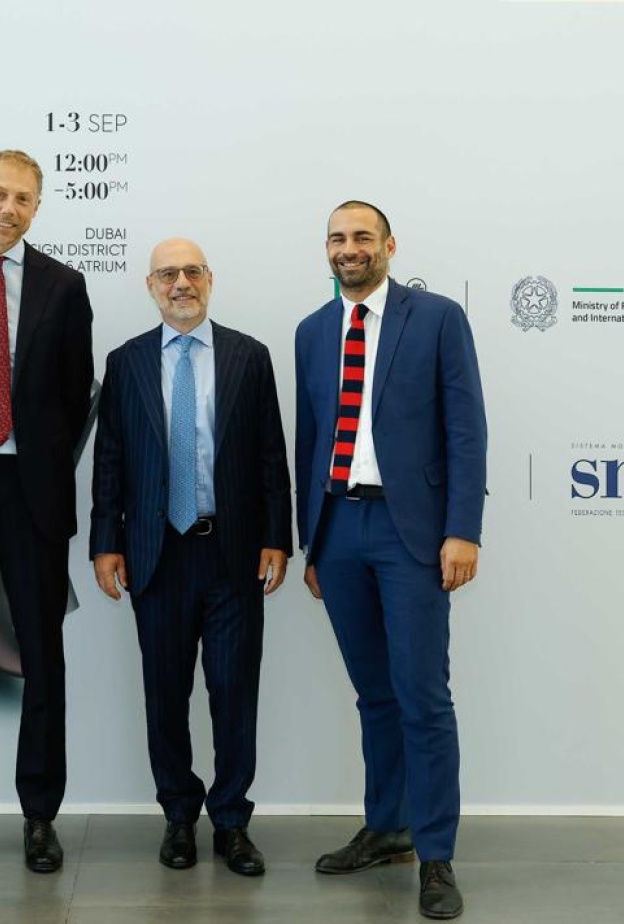 هي تلتقي فاليريو سولداني المفوض التجاري الإيطالي ومدير مكتب وكالة التجارة الإيطالية في لإمارات