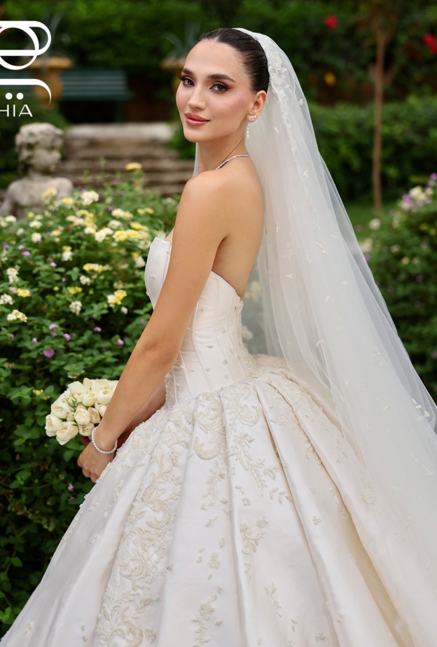 العروس الملكة.... ساندي تابت أيقونة القصور التاريخية في يوم زفافها