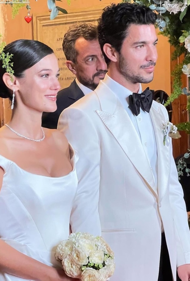 إطلالتي بينار دينيز وكان يلدريم في حفل الزفاف