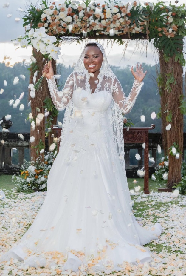 من حفل زفاف خديجة معاذ في أندونيسيا