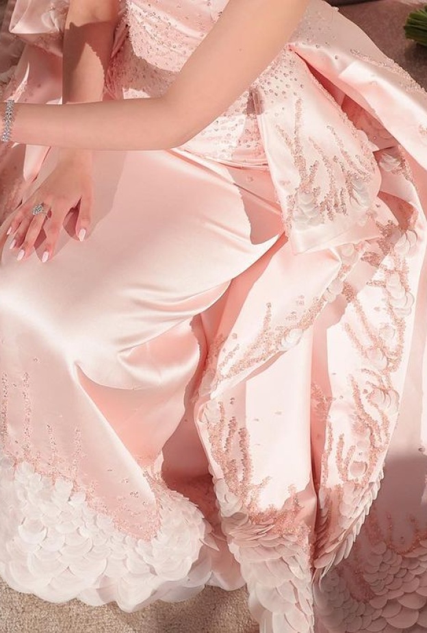 عروس سعودية متألقة بفستان من سعيد قبيسي