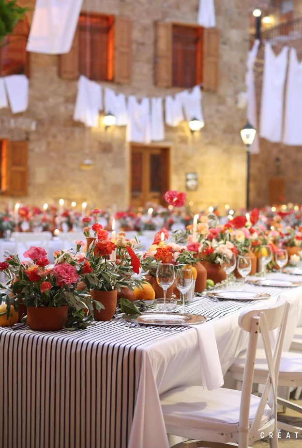 زينة الطاولات بالليمون مع الورود لحفل زفاف من تنظيم كريم كنعان_ الصورة @creationneuf