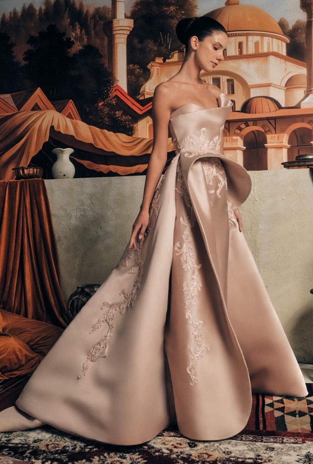 فستان واسع لإطلالة أميرية من رامي العلي