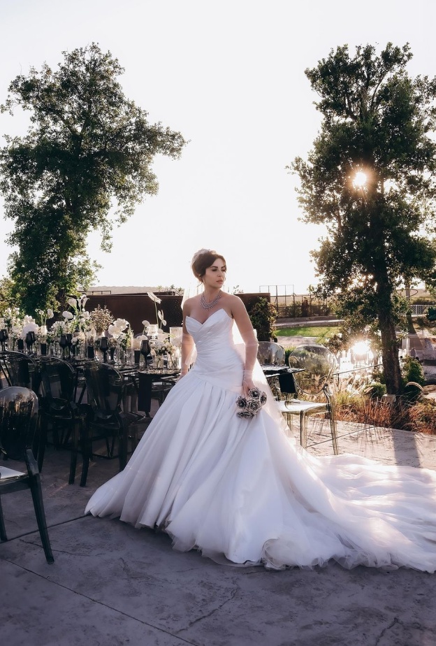 الفستان الأول الذي تألقت به سارة ابي كنعان خلال حفل زفافها