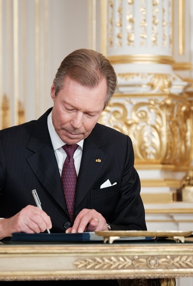 دوق لوكسمبورج الأكبر يبدأ أولى خطوات التنازل عن العرش لابنه غيوم