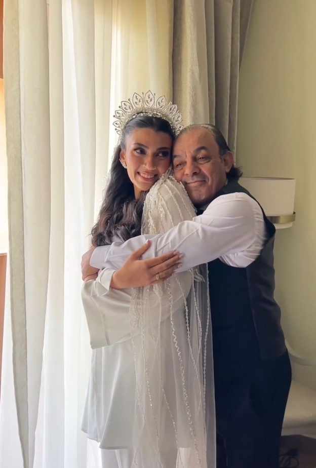 ابنة علاء مرسي خلال الاحتفال بزفافها