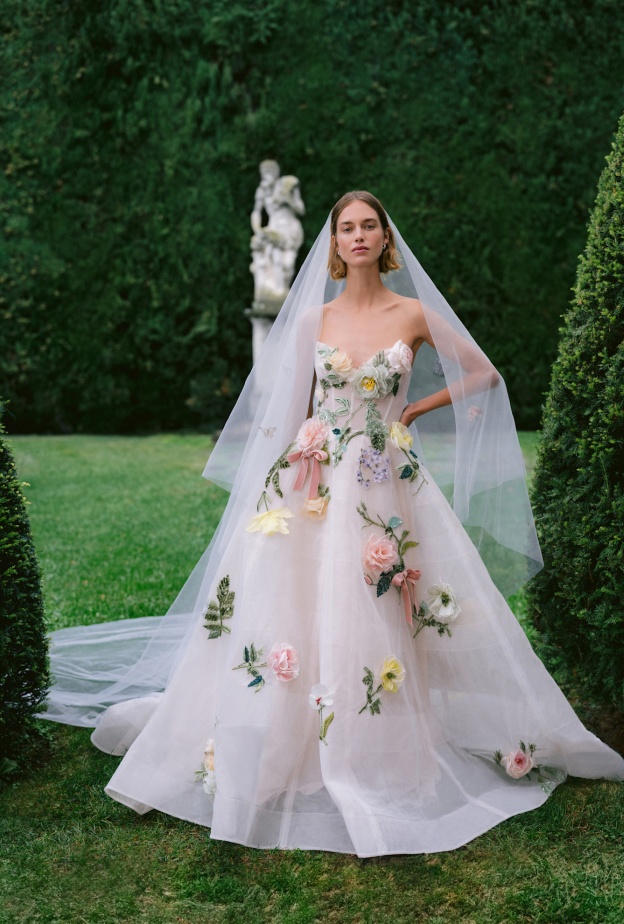 بتلات الأزهار في عروض مونيك لولييه