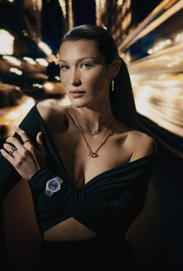 بيلا حديد خلال تصوير حملة حملة (Sculpted by Light)