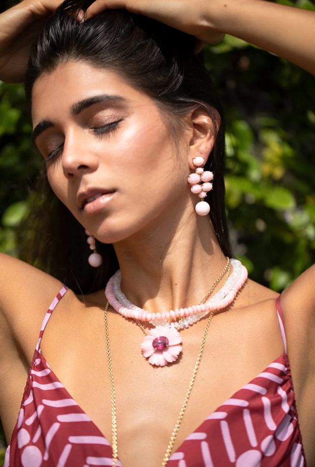 تألقي في شهر أكتوبر بمجوهرات اللون الوردي