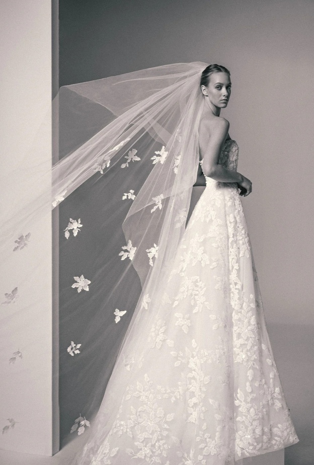 تطريزات ساحرة في فساتين زفف ايلي صعب للعام المقبل