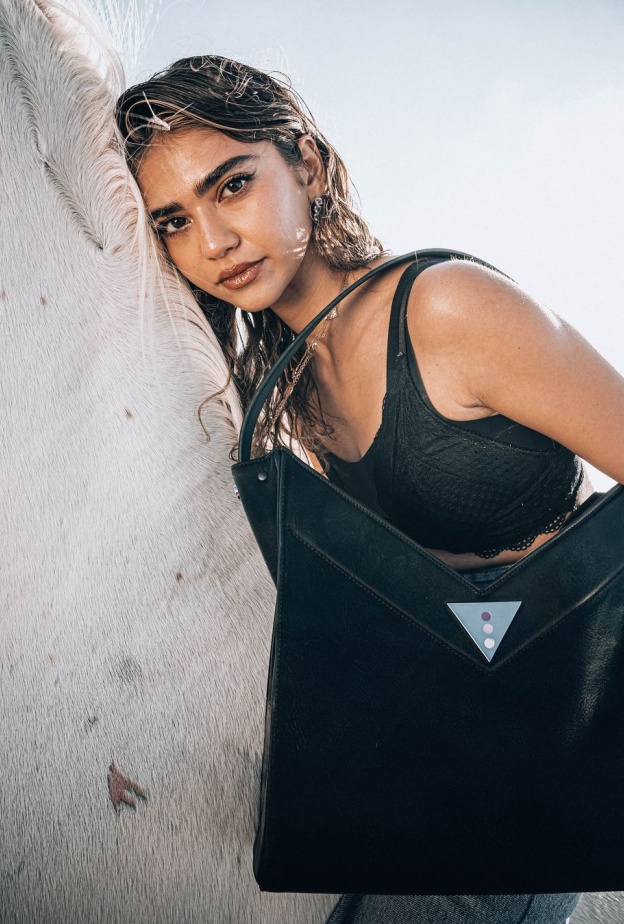 حقيبة وأقراط من تصميم العلامة من تصوير directedbymajd