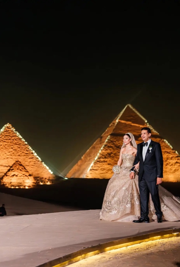 زفاف فخم إلى جانب اهرامات الجيزة