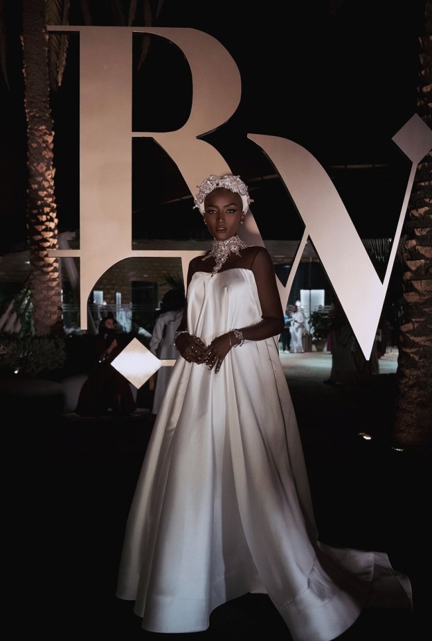 اجمل فساتين سهرة باللونين الأبيض والاسود بأسلوب النجمات في أسبوع الموضة بالرياض