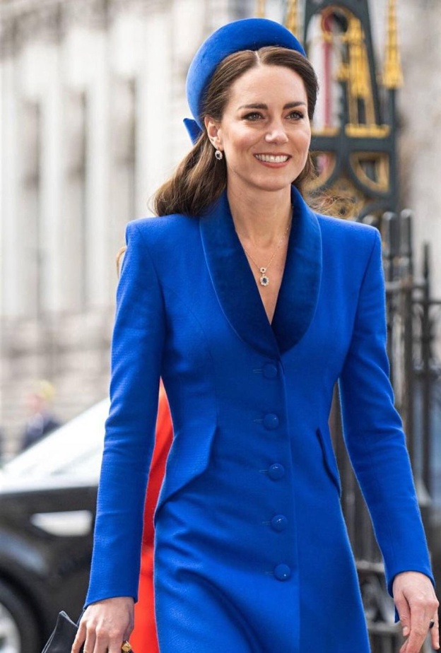 كيت ميدلتون بأقراط مرصّعة بالأحجار الكريمة الملونة