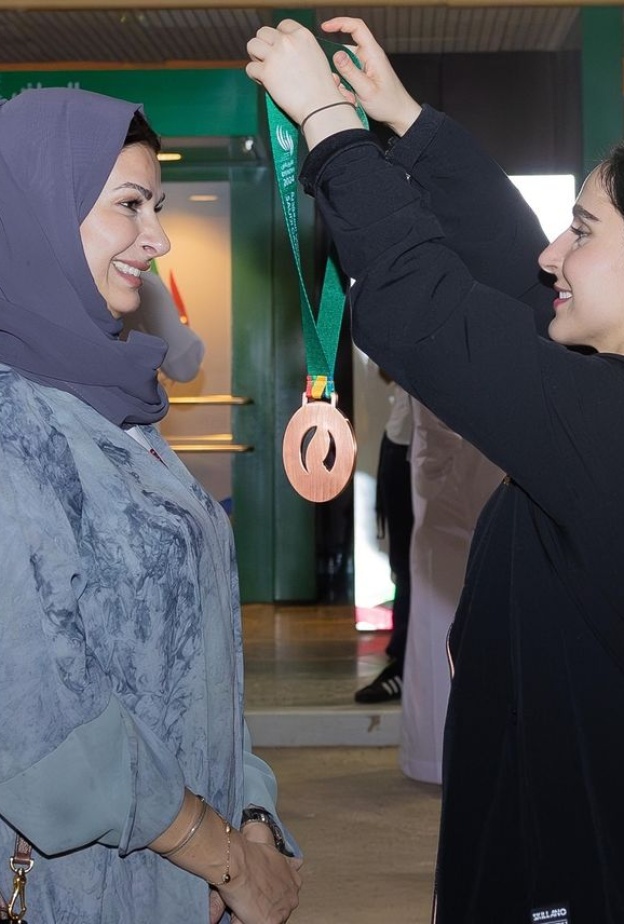 لاعبة كرة الطائرة نهى العمران تقلّد والدتها برونزية دورة الألعاب السعودية