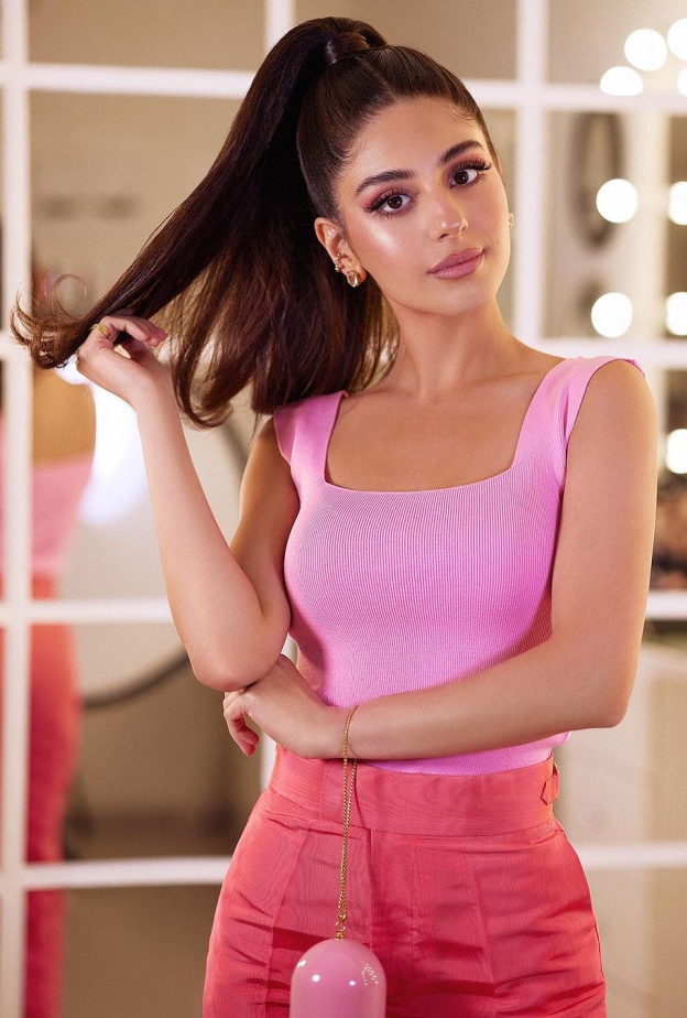 مايان السيد بإطلالات مجوهرات شبابية تجمع بين البساطة والأناقة