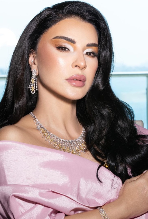 نجمات العالم بتُنسيقات مجوهرات تليق بإطلالتكِ باللون الوردي لإطلالة أنثوية لافتة ومُلهمة