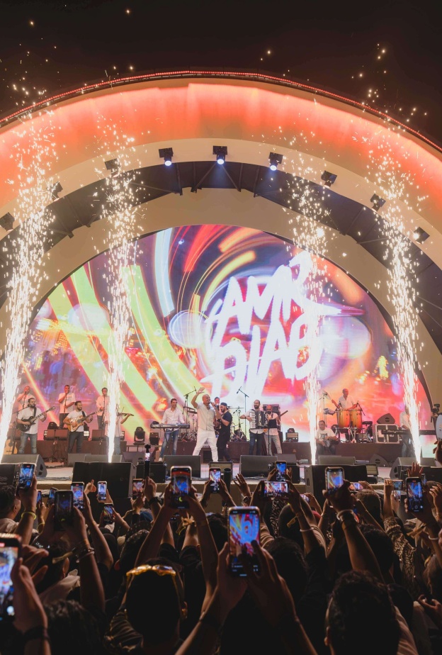 مهرجان سماء العُلا ينطلق بأجواء حماسية وعمرو دياب يتألق في ليلة استثنائية تحت نجوم العُلا