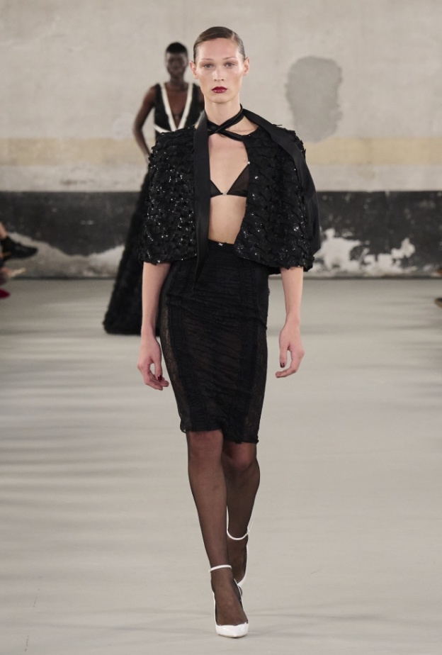 إليزابيتا فرانكي تطلق مجموعة ذا فيم بارادوكس