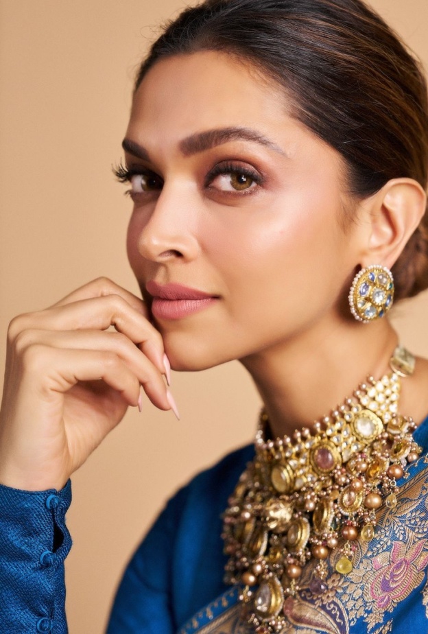 ألوان أحمر الشفاه الوردي والنيود بأسلوب Deepika Padukone- الصورة من حسابها على انستغرام